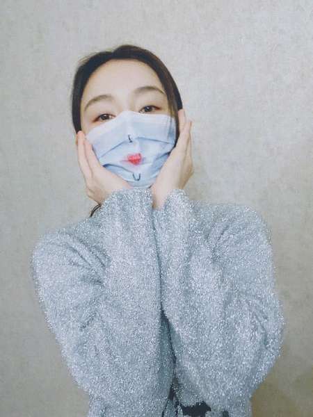 比心传递爱袁姗姗晒照摆出什么造型怎样表达爱