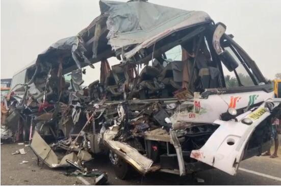 现场惨烈印度南部发生车祸少19人死亡高速行驶的卡车撞上大巴车