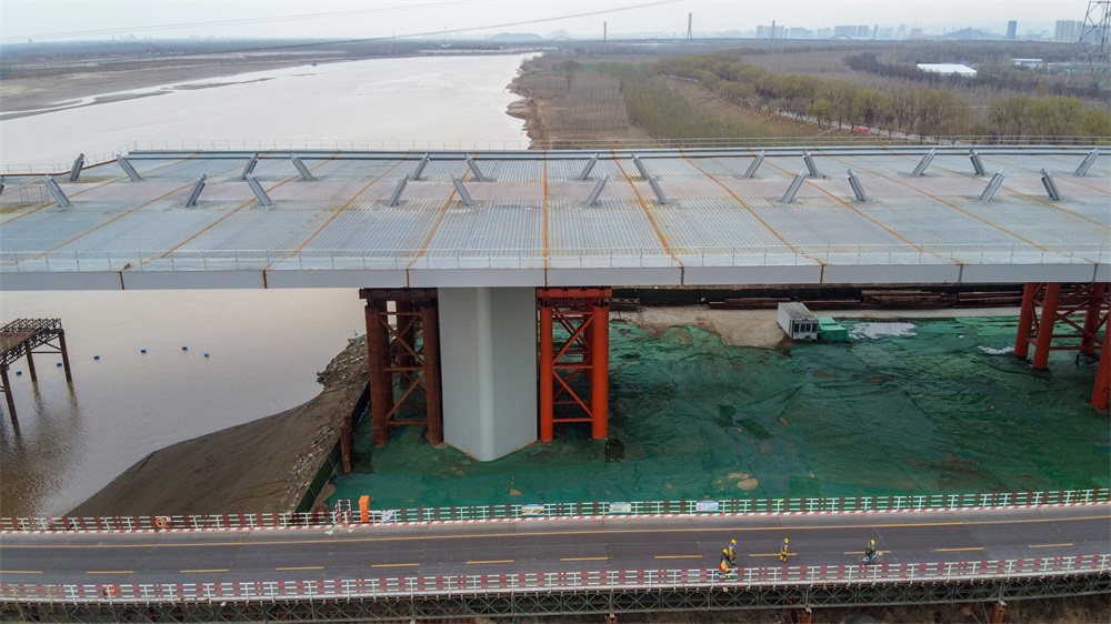 齐鲁黄河大桥全面复工 主桥箱梁开启“跨河”