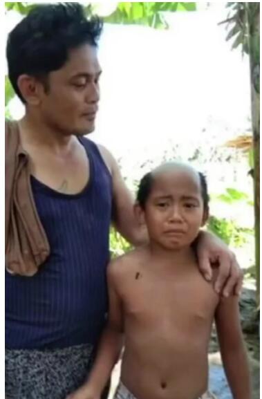【父爱如山体滑坡】泰国父亲为儿子剪防疫发型 为阻止出门丑化形象