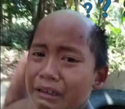 【父爱如山体滑坡】泰国父亲为儿子剪防疫发型 为阻止出门丑化形象