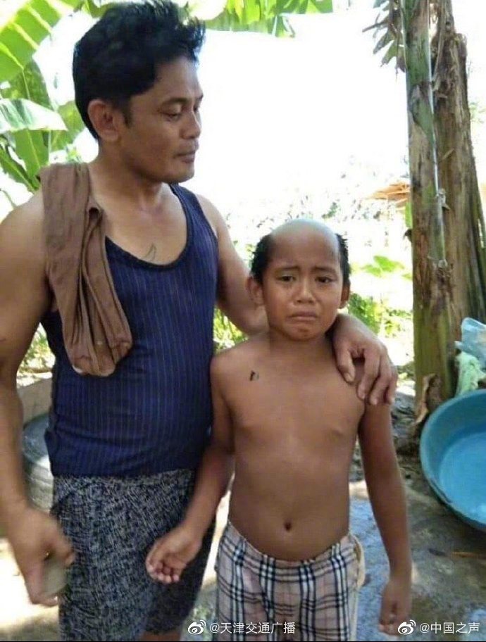泰国父亲为儿子剪防疫发型，父爱如“地中海”
