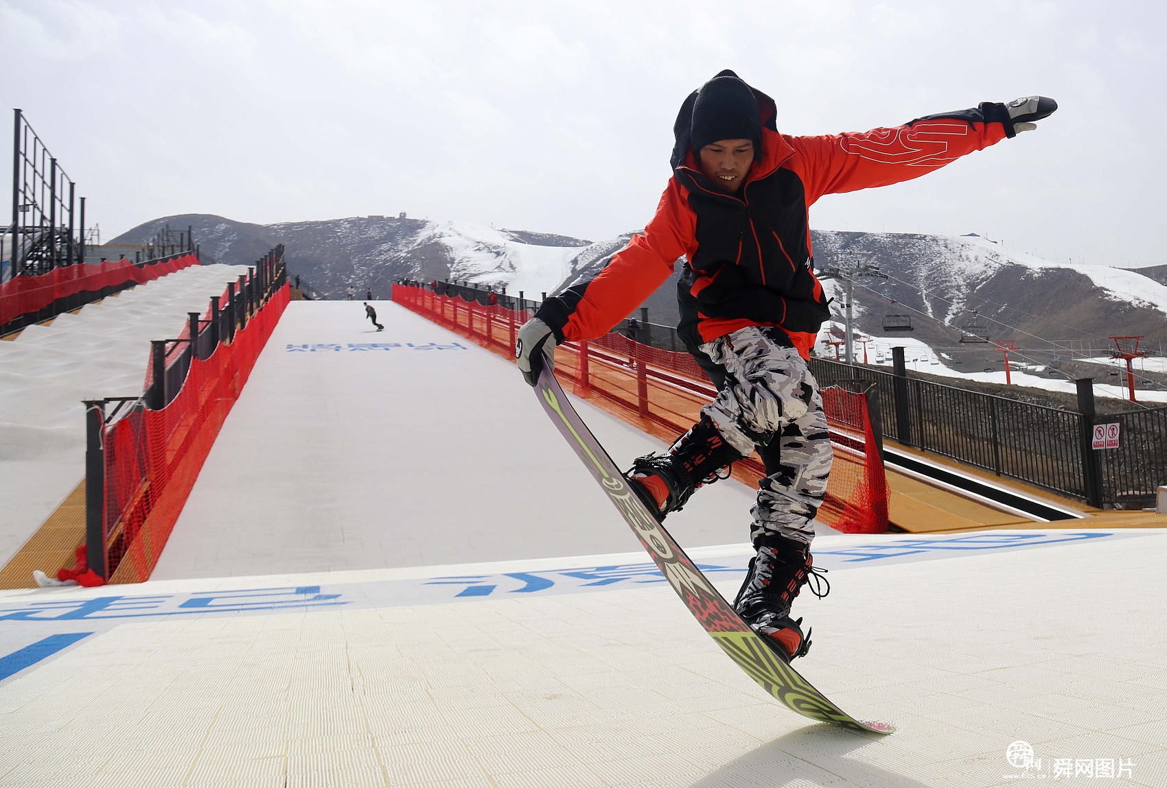 新疆阿勒泰：滑雪爱好者体验滑旱雪