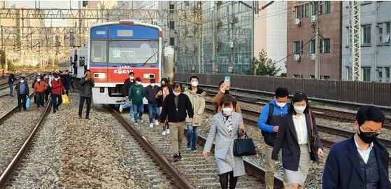最新！首尔地铁脱轨 100多名乘客无人受伤各自步行离开轨道