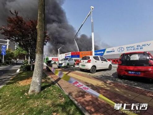 黑烟滚滚！月湖大市场起火 空气中都是刺鼻的焦味