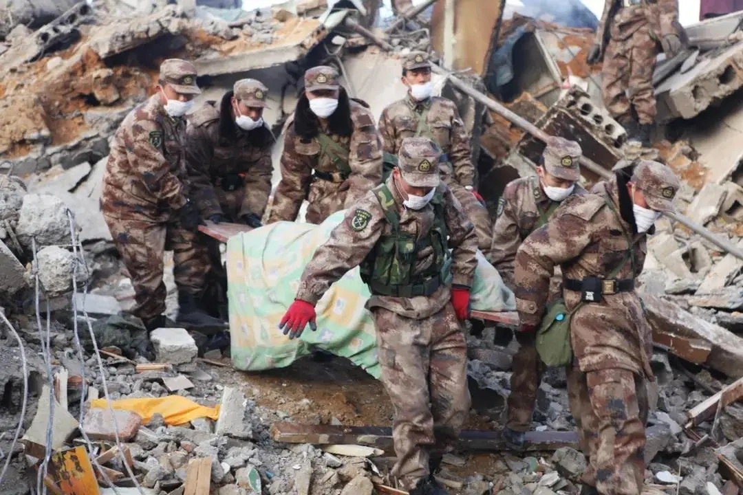 地震发生后,玉树独立骑兵连官兵第一时间赶赴灾区,抢救被困群众.