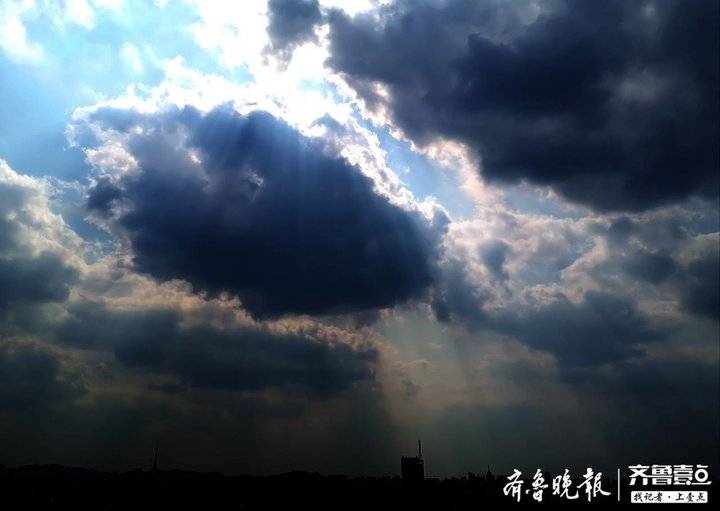 济南天空一度出现“丁达尔光柱”，你看到了吗