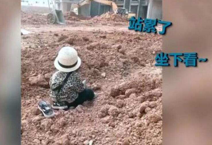 笑cry！萌娃自带小板凳监工挖掘机 发现挖掘机便看得入了神