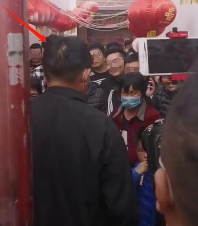 真闹心！大衣哥被踹门风波后仍被围拍 网友怜惜之外对无理行为不满