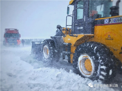 齐齐哈尔暴雪产生50cm以上雪阻 全员参战保民安