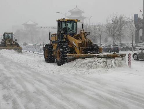 大雪封门！齐齐哈尔暴雪袭城 积雪2米 小区车辆被雪埋住
