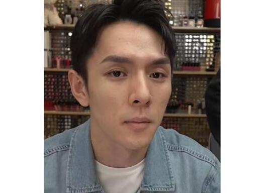 李佳琦没开美颜 皮肤暗沉粉刺痘坑看上去很沧桑