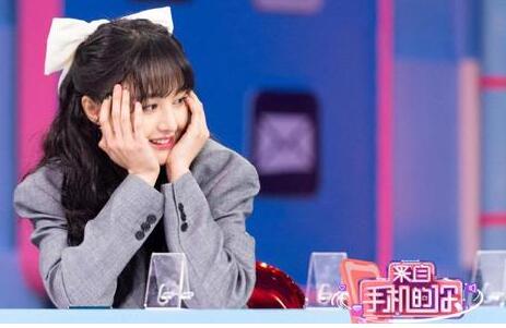 郑爽蝴蝶结造型精致感十足 只是西装这么像男装是怎么回事?