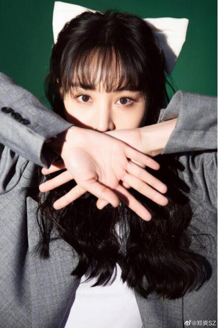 郑爽蝴蝶结造型太甜了!网友直呼:猫女郎是你吗?