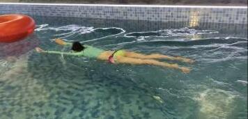 唐艺昕孕期游泳 准妈妈穿泳装手臂纤细 大长腿吸睛