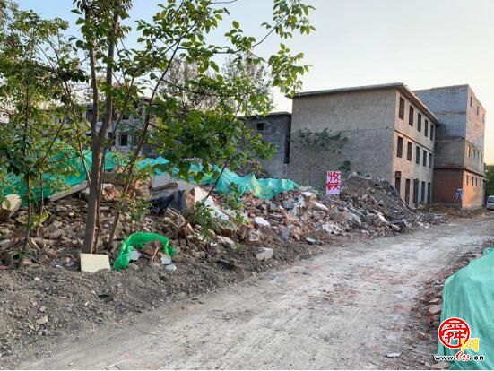 【啄木鸟在行动】市中区党杨路紫明山庄附近道路两侧建筑垃圾裸露
