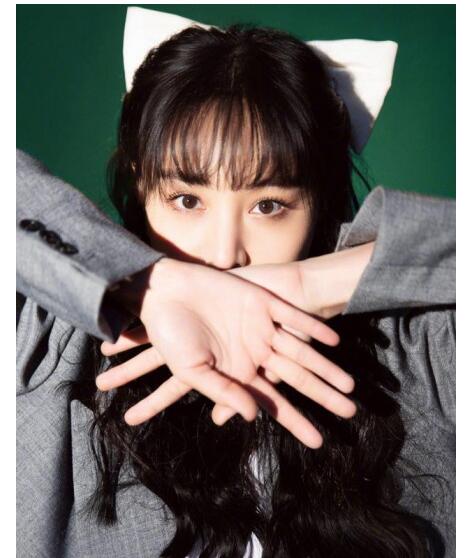 甜美可人!郑爽蝴蝶结造型半遮面 漫画女主的既视感