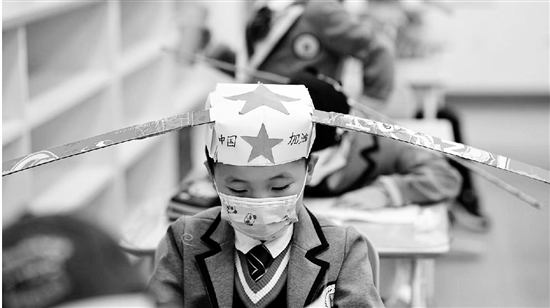 开学第一天!杭州小学生戴一米帽上课 小可爱们最长寒假也看了《清平乐》?