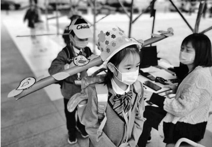 令人哭笑不得！杭州小学生戴一米帽上课 展翅高位造型挺别致（组图）