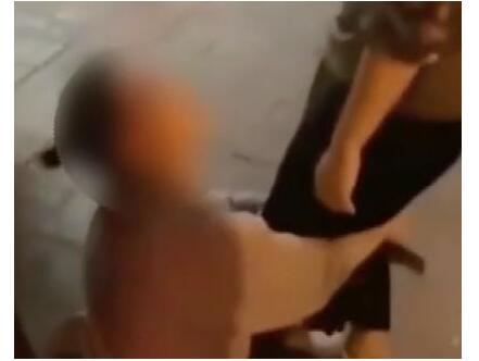 反目成仇！女子街头下跪哭求欠债人还钱 利益是检验闺蜜友情的试金石