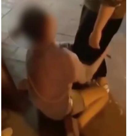 反目成仇！女子街头下跪哭求欠债人还钱 利益是检验闺蜜友情的试金石