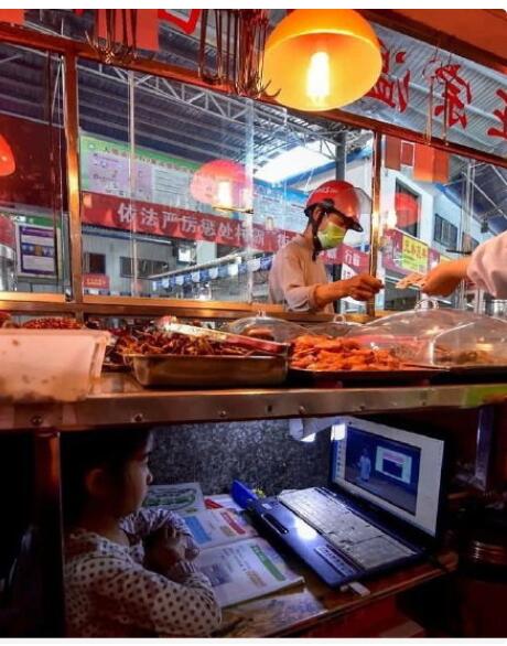 妈妈回应女儿案板下学习1个月 案板上的是生活 案板下是希望