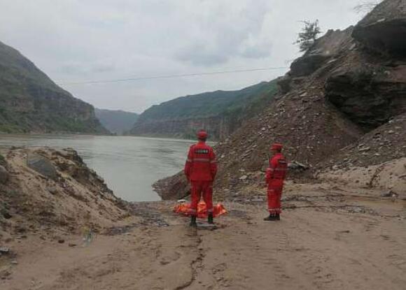 坠入黄河一家4口已找到3人 搜救仍在进行中