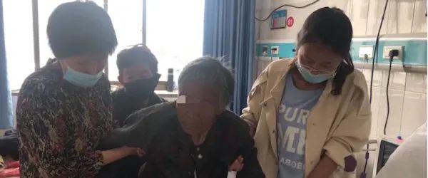 反转！活埋母亲嫌疑人无精神病史 老人也并没有瘫痪！被埋母亲担心儿子被判重刑