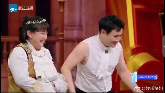 笑点制造机！沈腾西装里穿背心 网友：沈叔叔还有什么是你做不到的？