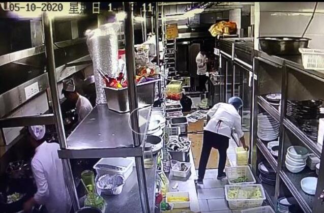 西安苏福记厨师往锅中吐口水 顾客查监控找烟头来源发现恶心一幕