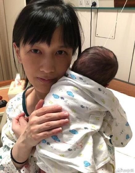 这波操作绝了！papi酱置顶是什么？papi酱因孩子随父姓被网友嘲笑