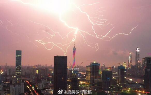 【太壮观】闪电击中广州塔震撼瞬间 黑夜变白昼 场面一度十分科幻
