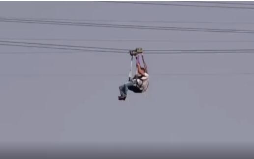 河北邢台：游客乘坐滑索出故障被困120米高空 救援人员绳索下放施救