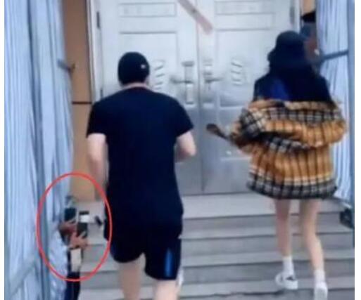 李现怒斥跟拍者有病 质疑跟拍者身份怒斥恶意拍摄