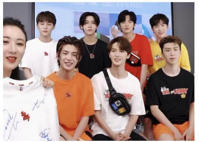 久违了！乐华七子薇娅直播间合体 让不少人惊喜不已