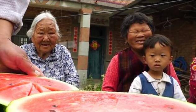 满满的都是爱！92岁奶奶骑三轮带30岁孙子兜风 网友：30岁的宝宝