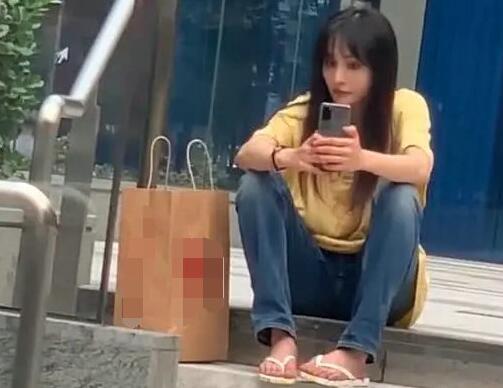 郑爽坐●路边自拍被偶遇了 黄t恤配牛◆仔裤脚上还穿著人字拖