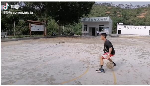 独臂篮球少年梦想成为职业运动员 座右铭：要么努力，要么放弃