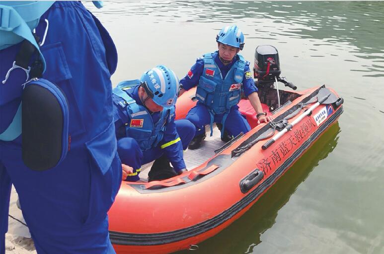 记者随蓝天救援队用声呐探测水底 揭秘济南危险水域水底结构