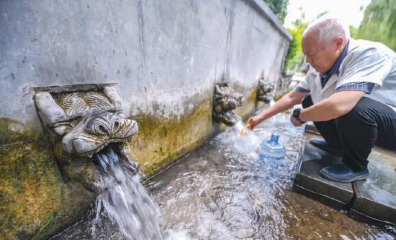 泉水噴湧歡暢