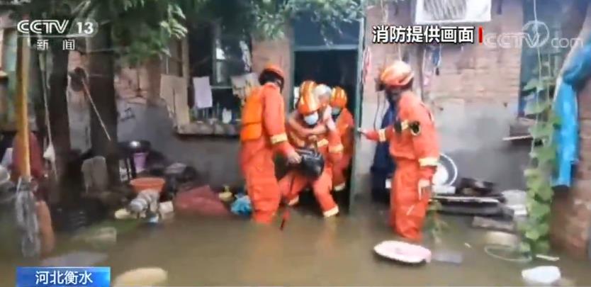 强降雨导致20余户民房被淹 消防人员紧急救援