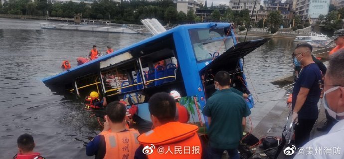 【最新】贵州公交坠湖已致21人死亡 搜救出36人