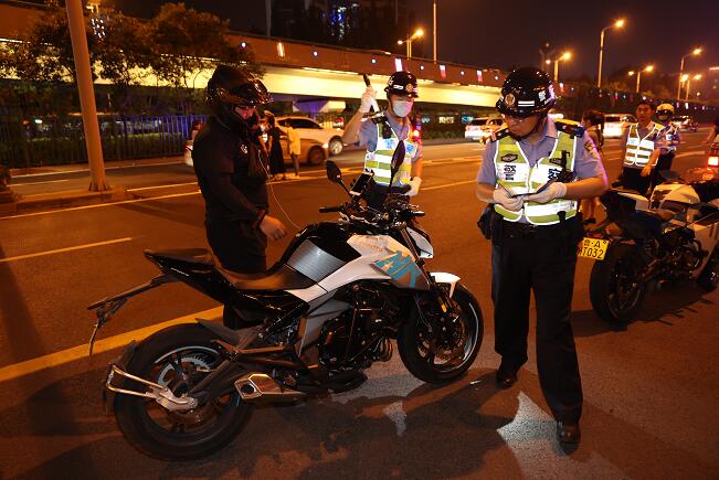 融媒见证别炸了不酷交警深夜上路专查炸街摩托车
