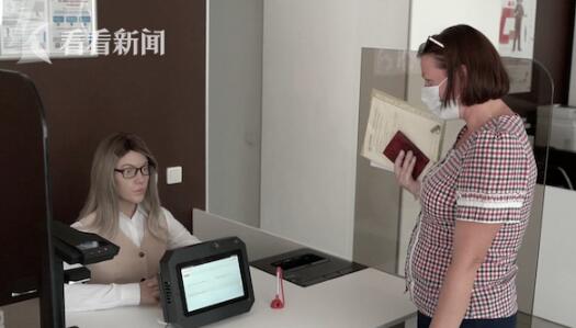 俄罗斯市政中心迎来女机器人职员  重现 600 多种人类面部表情