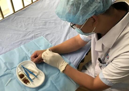 惊呆了！四川骨科大夫左手给右手做手术，一个人的手术进展顺利