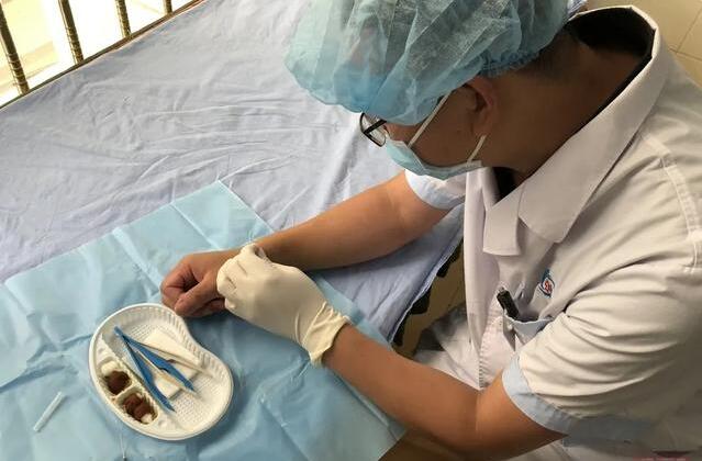 专业操作切勿模仿四川骨科大夫左手给右手做手术他得了