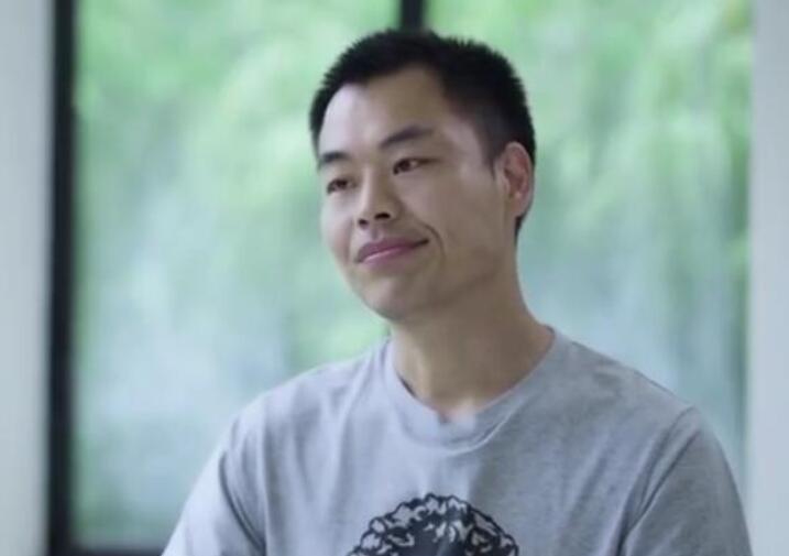 眼泪止不住的流!20年后打老师男子想给老师道歉 错失女儿的成长