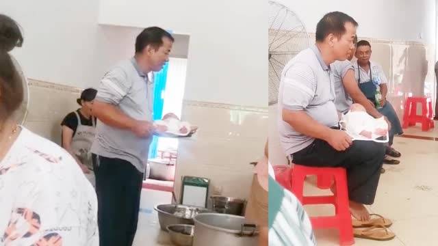 上娃娃菜啦！爷爷端菜式抱娃火爆全网，太可爱了