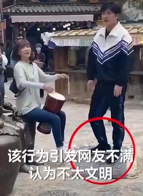 引发争议！郭京飞王珞丹坐雕塑踩石碑 为什么这样？