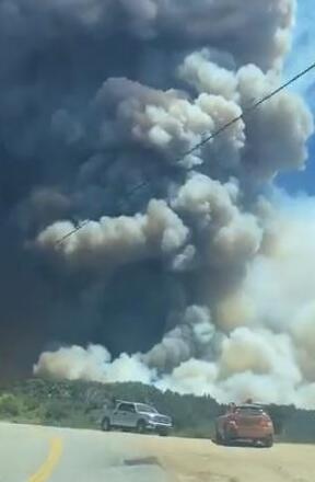 【最新】美国加州燃起大火7800人撤离 过火面积近五千公顷现场浓烟滚滚